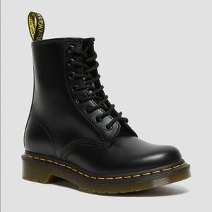 Dr. Martens 1460 Women’s Smooth Leather Lace Up Boots - LIKE NEW